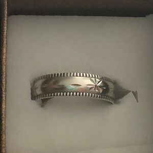 Vintage Navajo Native American Diamond Cut / Stamped sterling silver band ring.